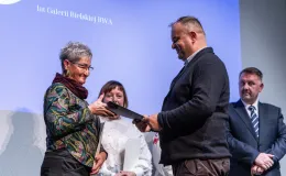 na zdjęciu osoby na scenie