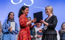 na zdjęciu osoby na scenie