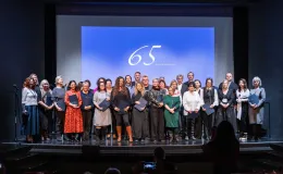 na zdjęciu osoby na scenie