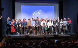 na zdjęciu osoby na scenie