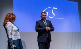 na zdjęciu osoby na scenie