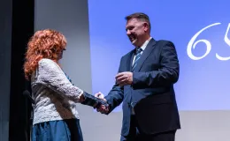 na zdjęciu osoby na scenie