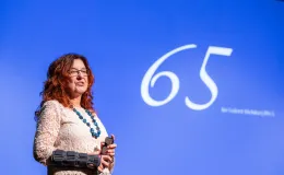 na zdjęciu osoby na scenie