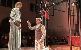 na zdjęciu osoby na scenie