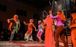 na zdjęciu osoby na scenie