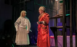 na zdjęciu osoby na scenie