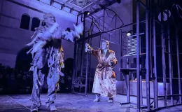 na zdjęciu osoby na scenie