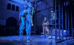 na zdjęciu osoby na scenie