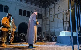 na zdjęciu osoby na scenie