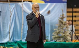 na zdjęciu osoby na scenie