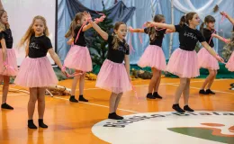 na zdjęciu osoby na scenie