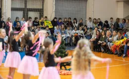 na zdjęciu osoby na scenie