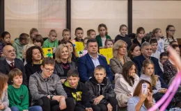 na zdjęciu osoby na scenie