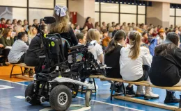 na zdjęciu osoby na scenie