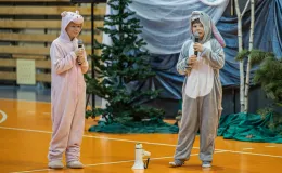 na zdjęciu osoby na scenie