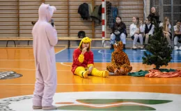 na zdjęciu osoby na scenie