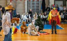 na zdjęciu osoby na scenie