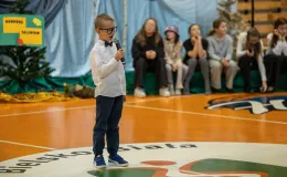 na zdjęciu osoby na scenie