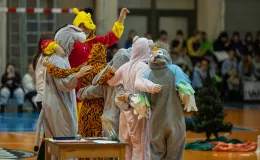 na zdjęciu osoby na scenie