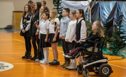 na zdjęciu osoby na scenie