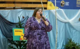 na zdjęciu osoby na scenie