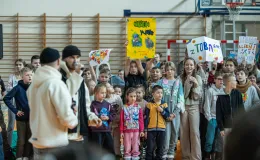 na zdjęciu osoby na scenie