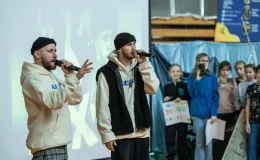 na zdjęciu osoby na scenie