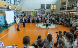 na zdjęciu osoby na scenie