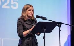 na zdjęciu osoby na scenie