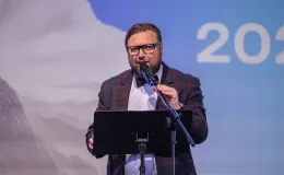 na zdjęciu osoby na scenie