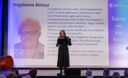 na zdjęciu osoby na scenie