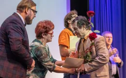 na zdjęciu osoby na scenie