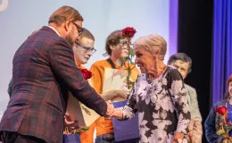 na zdjęciu osoby na scenie