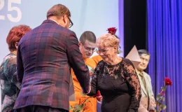 na zdjęciu osoby na scenie