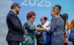 na zdjęciu osoby na scenie