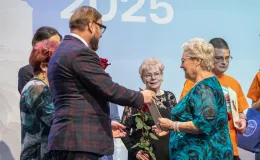 na zdjęciu osoby na scenie