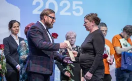 na zdjęciu osoby na scenie