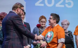 na zdjęciu osoby na scenie