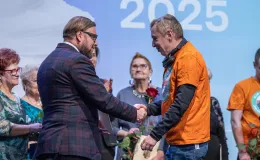 na zdjęciu osoby na scenie