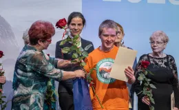 na zdjęciu osoby na scenie