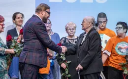 na zdjęciu osoby na scenie