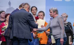 na zdjęciu osoby na scenie