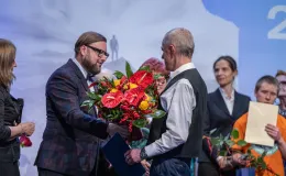 na zdjęciu osoby na scenie