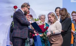 na zdjęciu osoby na scenie