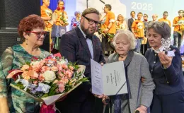 na zdjęciu osoby na scenie