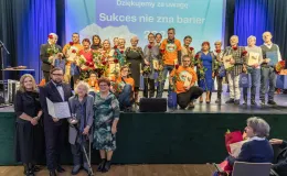 na zdjęciu osoby na scenie