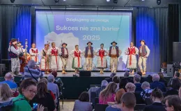 na zdjęciu osoby na scenie