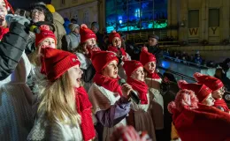 na zdjęciu ozdobione miasto i osoby podczas rozświetlenia