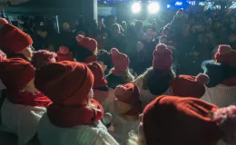 na zdjęciu ozdobione miasto i osoby podczas rozświetlenia