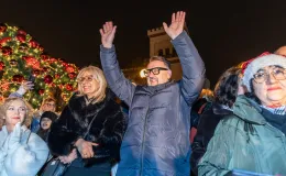 na zdjęciu ozdobione miasto i osoby podczas rozświetlenia